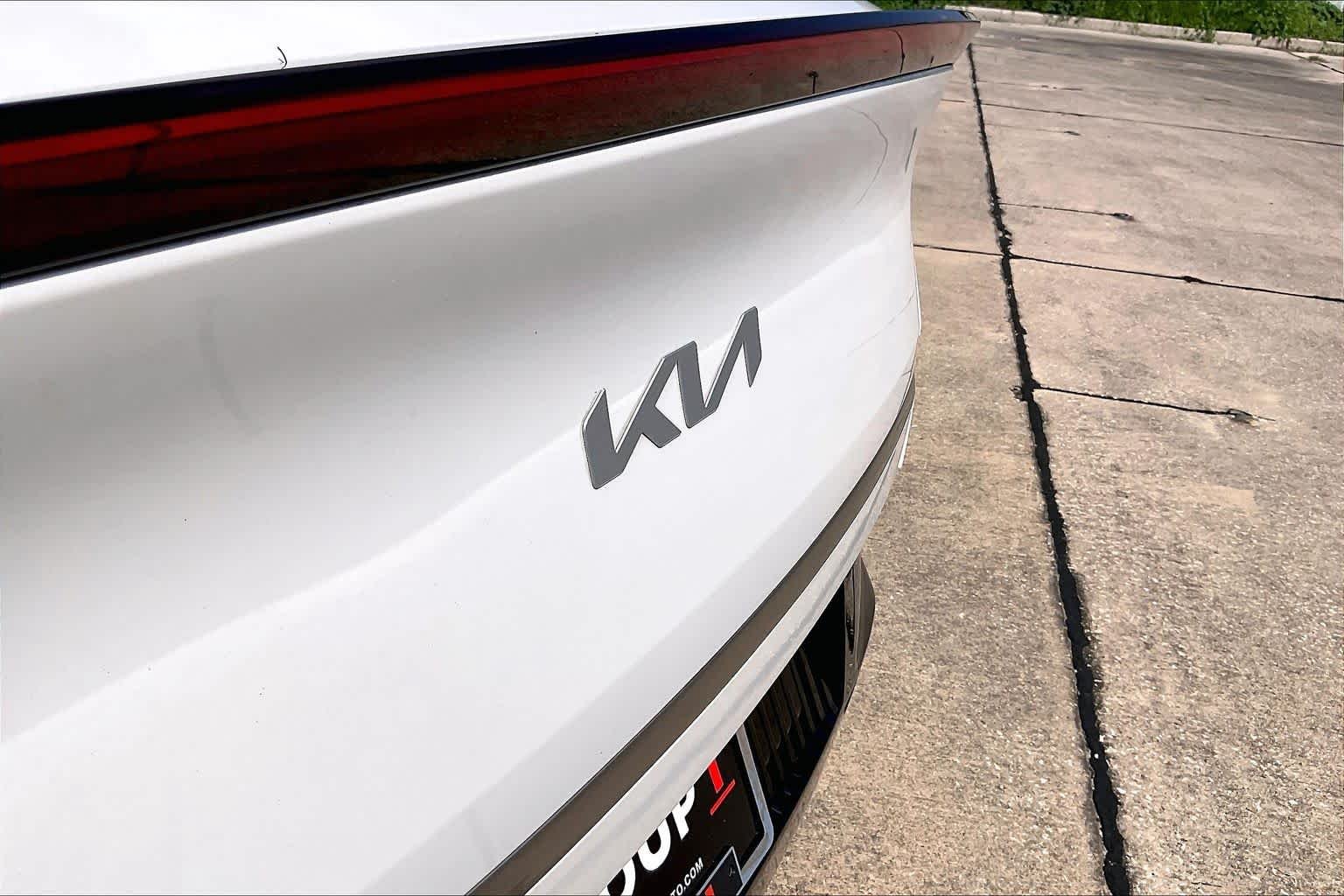 Used 2022 Snow White Pearl Kia Wind image 26