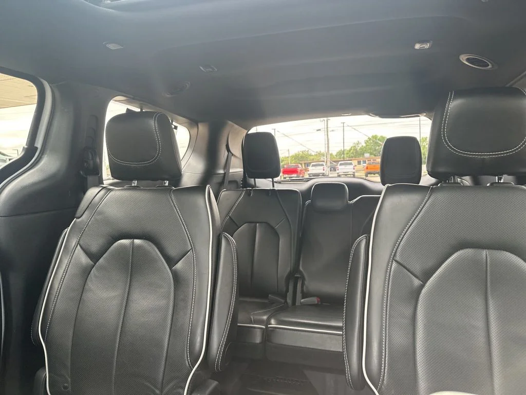 Used 2025 White Chrysler Limited image 28