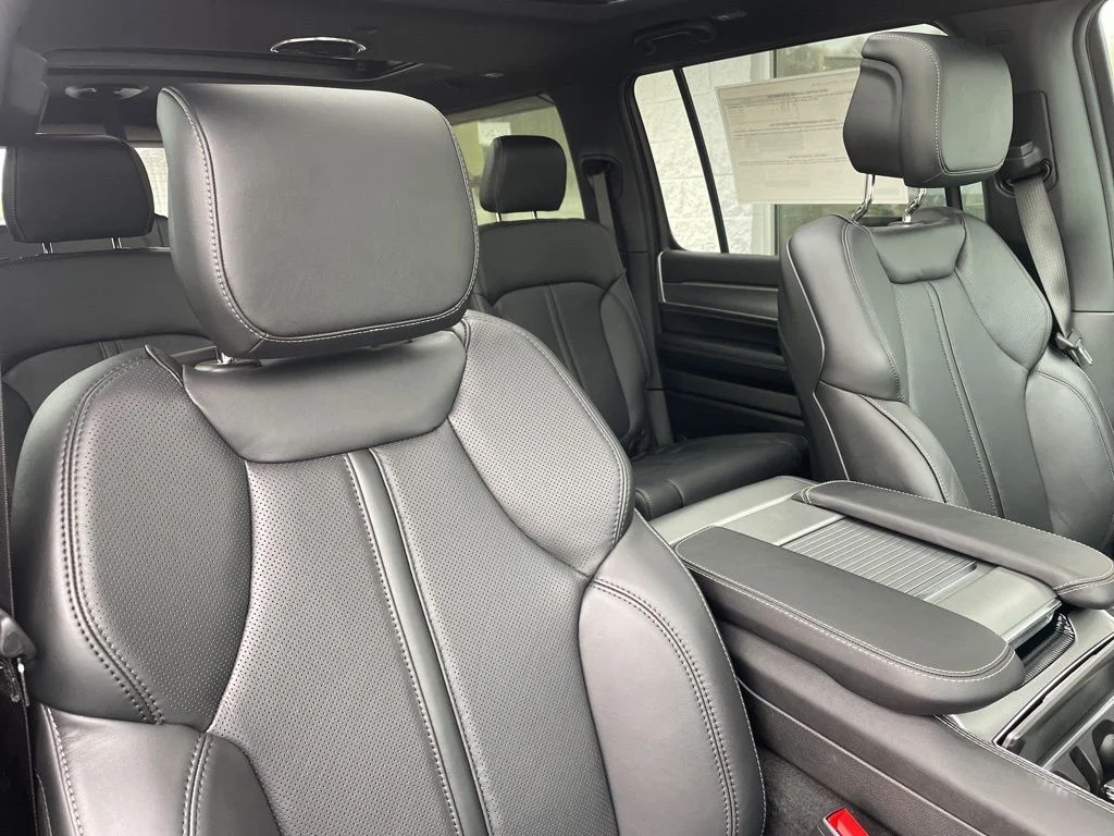 New 2026 Silver-Zynith Exterior Paint Jeep Limited Altitude image 23