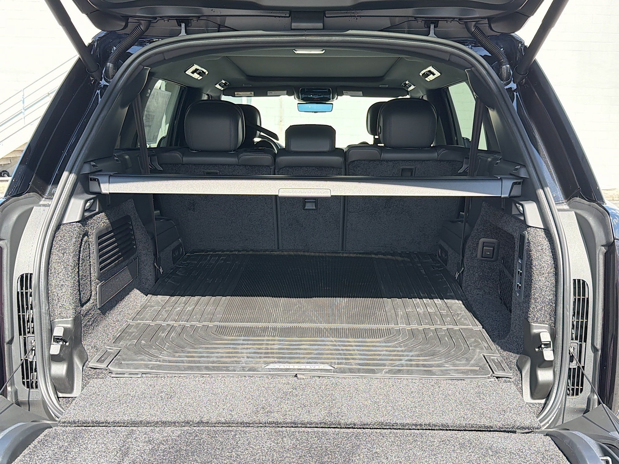 New 2026 Santorini Black LAND ROVER SE 7 Seats image 11
