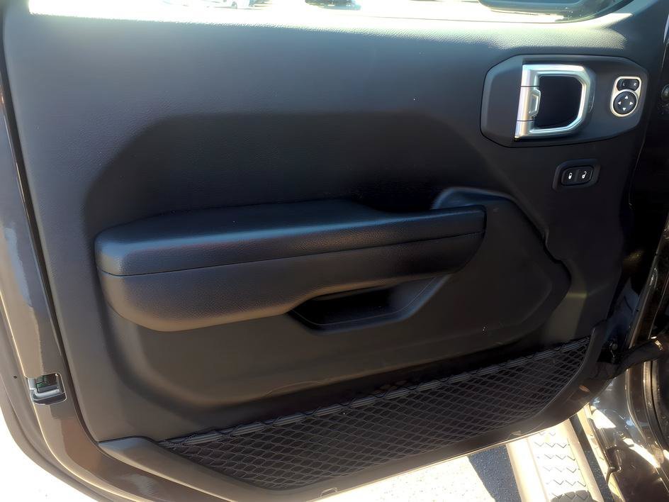 Used 2018 Granite Crystal Metallic Clearcoat Jeep Rubicon image 15