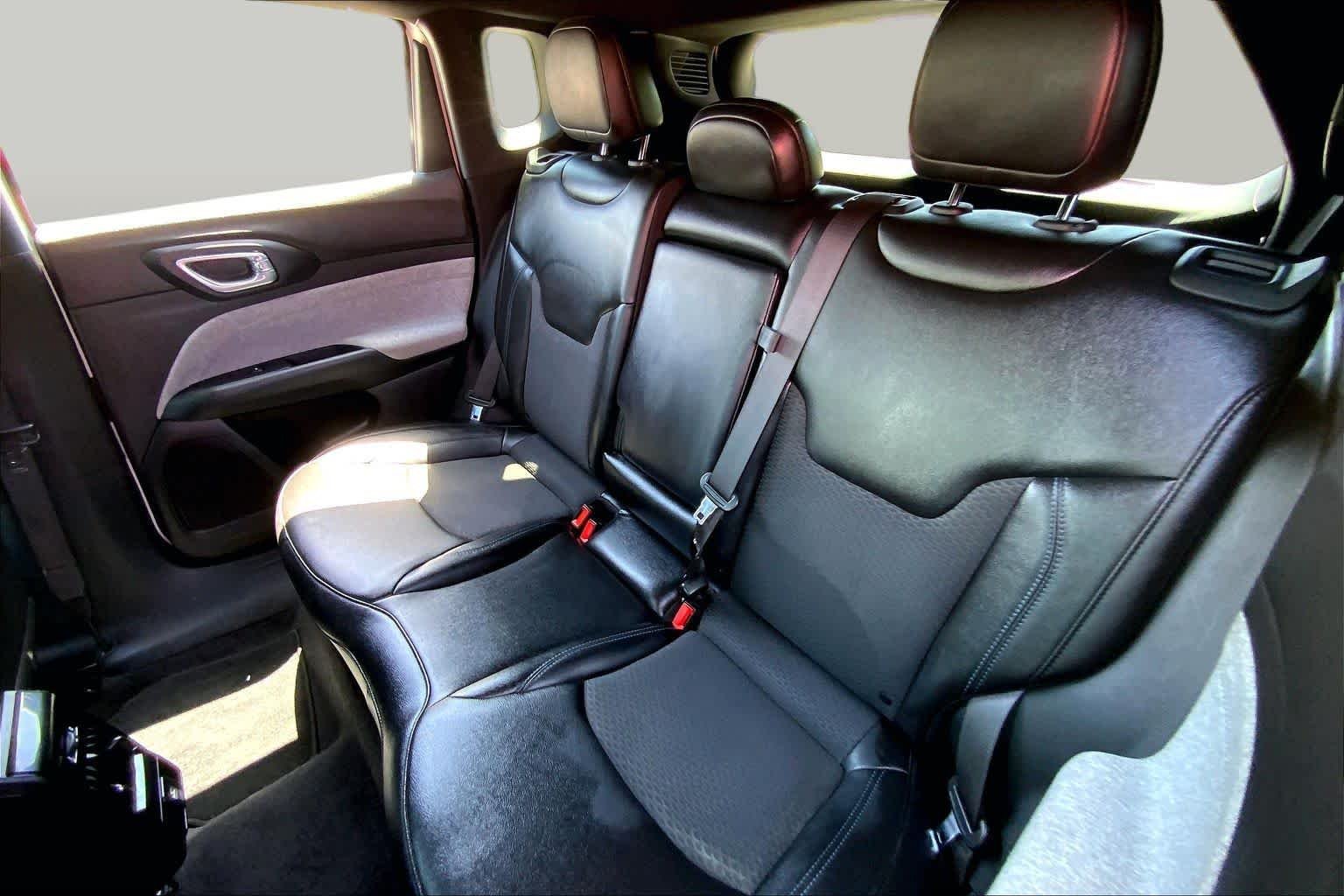 Used 2023 Bright White Clearcoat Jeep Latitude image 20