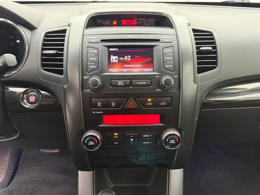 Used 2012 White Kia EX image 27