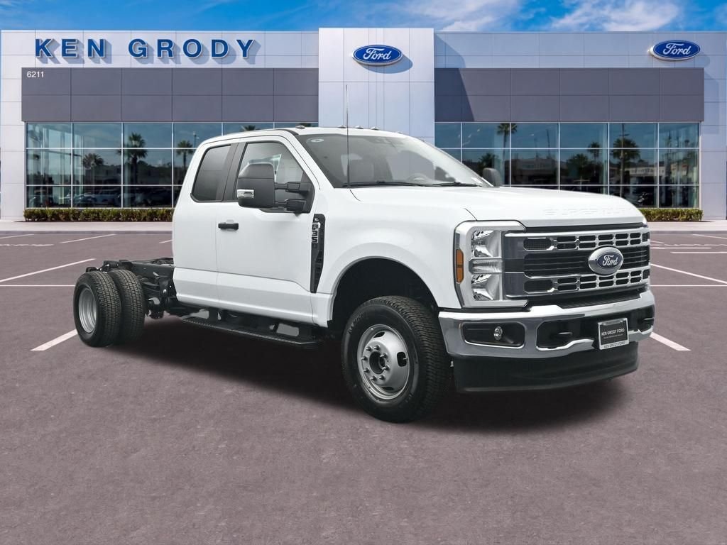 2026 Ford F-350 XL 4x4 SuperCab 168-In DRW's photo