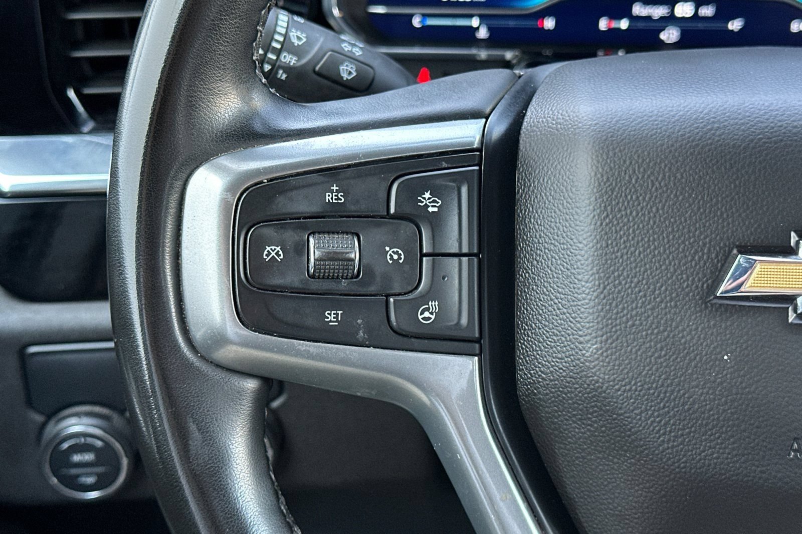 Used 2025 Summit White Chevrolet LT image 31