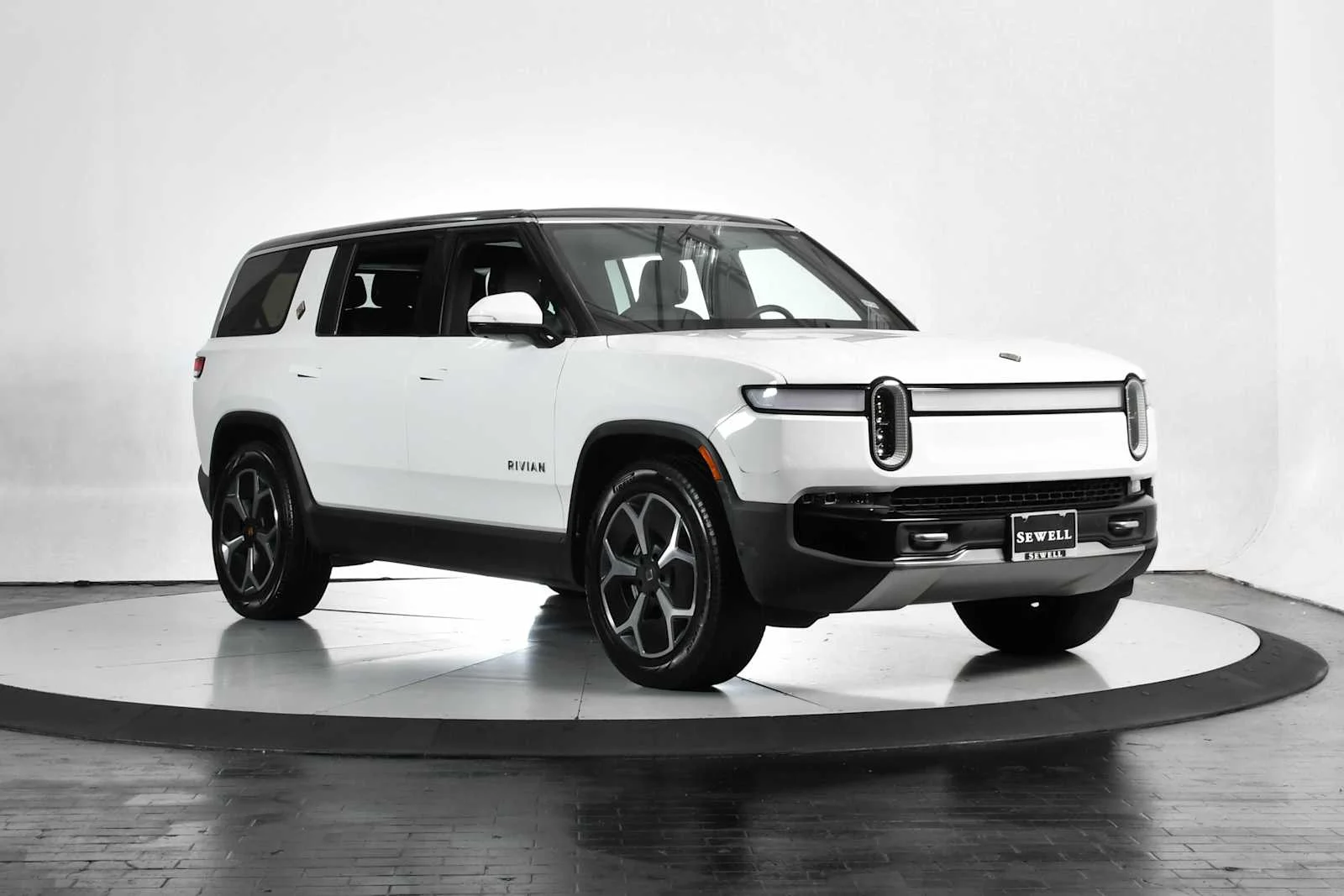 Used 2024 Glacier White Rivian Adventure image 8