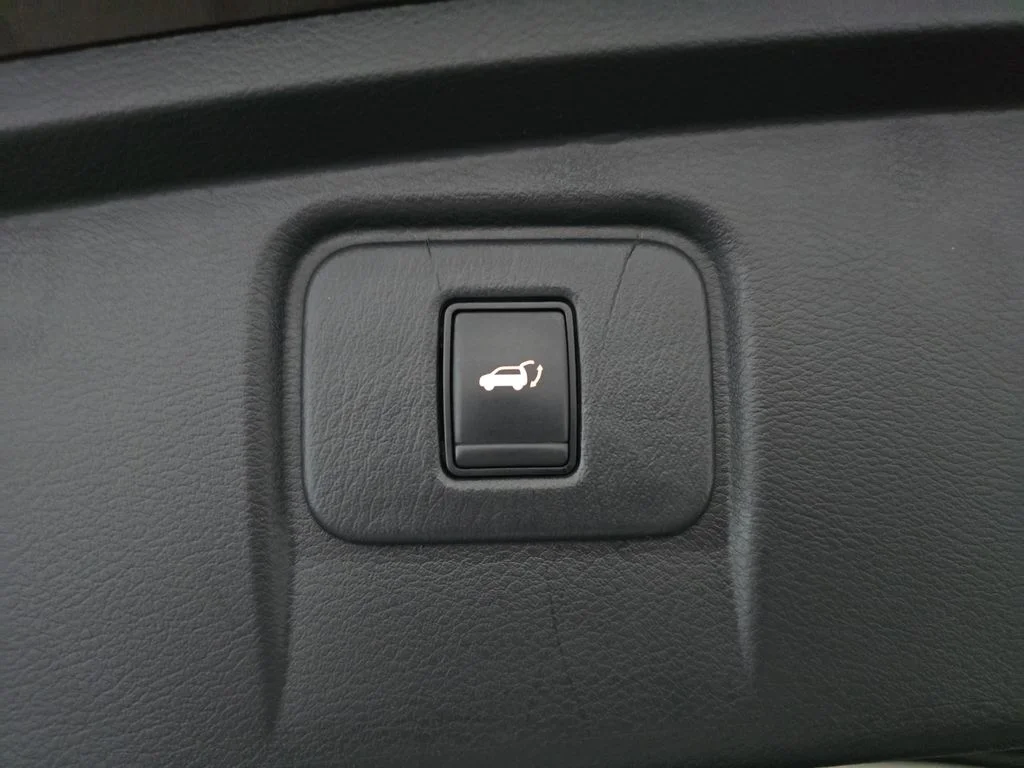 Used 2019 Brown Nissan Platinum image 16