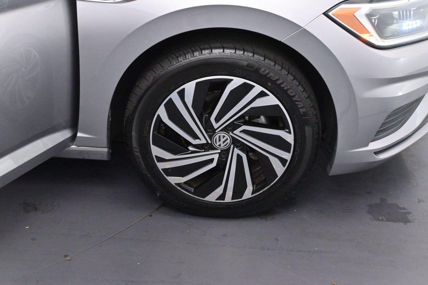 Used 2021 Pyrite Silver Metallic Volkswagen SEL image 32