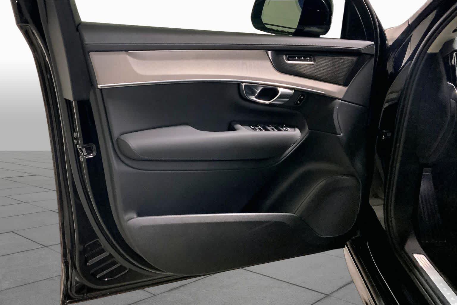 Used 2025 Onyx Black Metallic Volvo Ultra image 21
