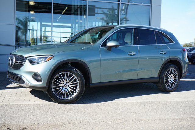 New 2026 Verde Silver Metallic Mercedes-Benz GLC 300 image 4