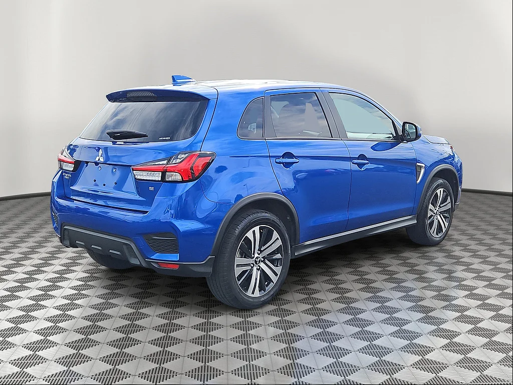 Used 2026 Octane Blue Metallic Mitsubishi SE image 4