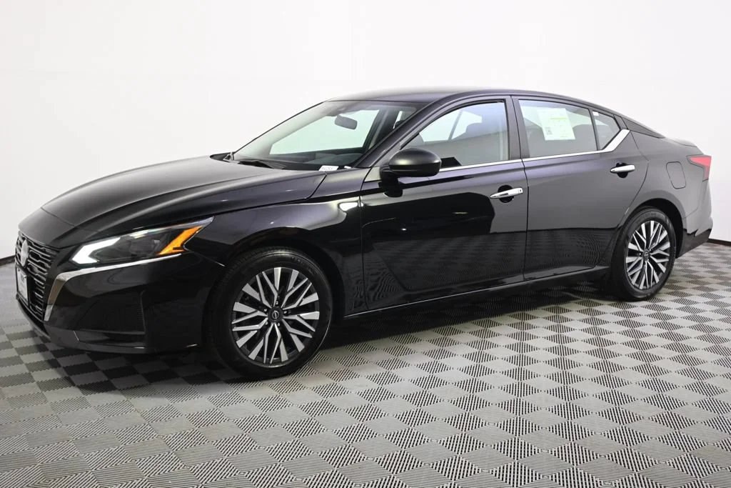 Used 2025 Nissan Altima SV with VIN 1N4BL4DV7SN402509 for sale in Minneapolis, Minnesota