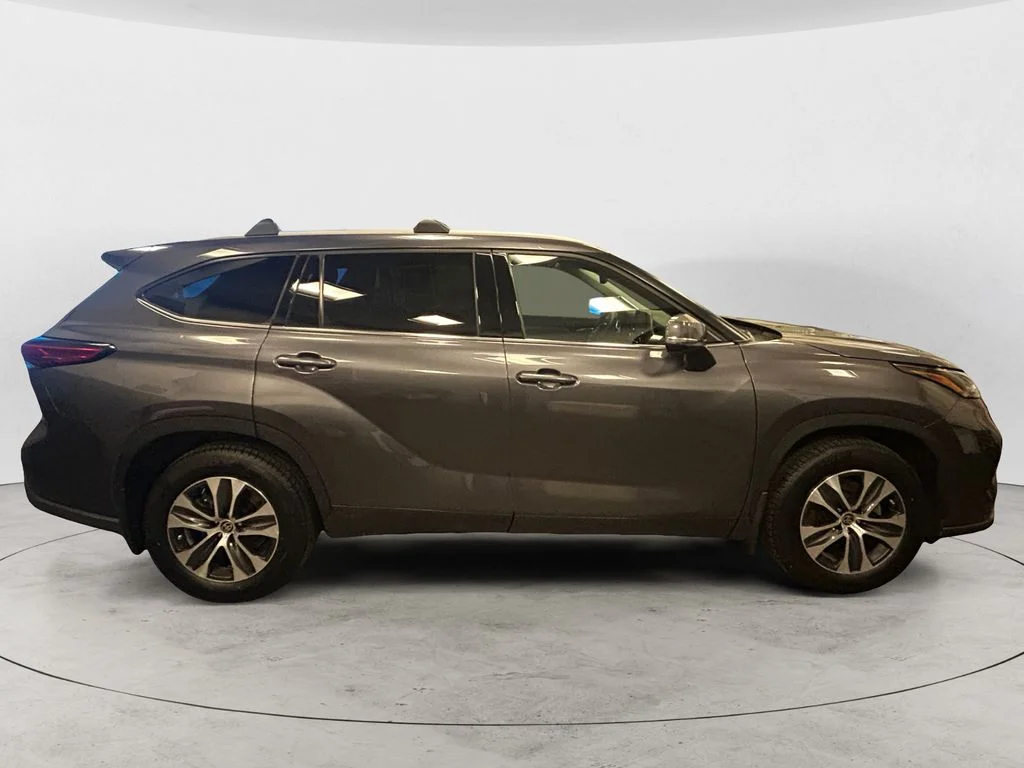 Used 2022 Magnetic Gray Metallic Toyota XLE image 6