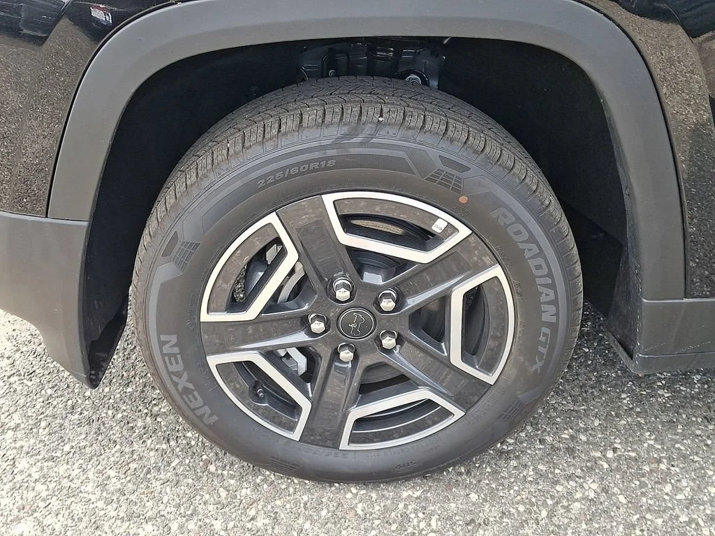 New 2026 Diamond Black Crystal Pearlcoat Jeep Laredo image 19
