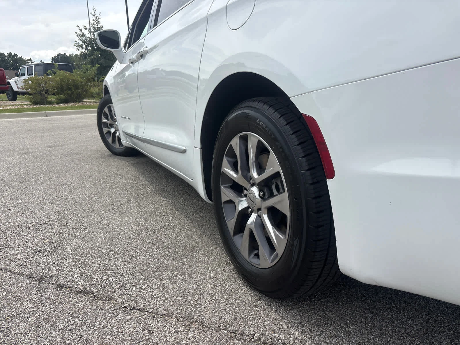 Used 2022 Bright White Clearcoat Chrysler Hybrid Pinnacle image 7