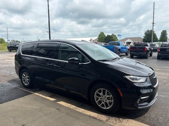 Used 2025 Black Chrysler Select image 7
