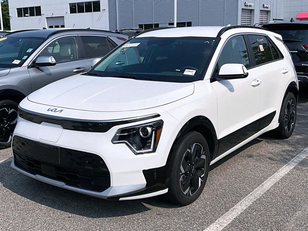 Used 2024 White Kia Wind image 3