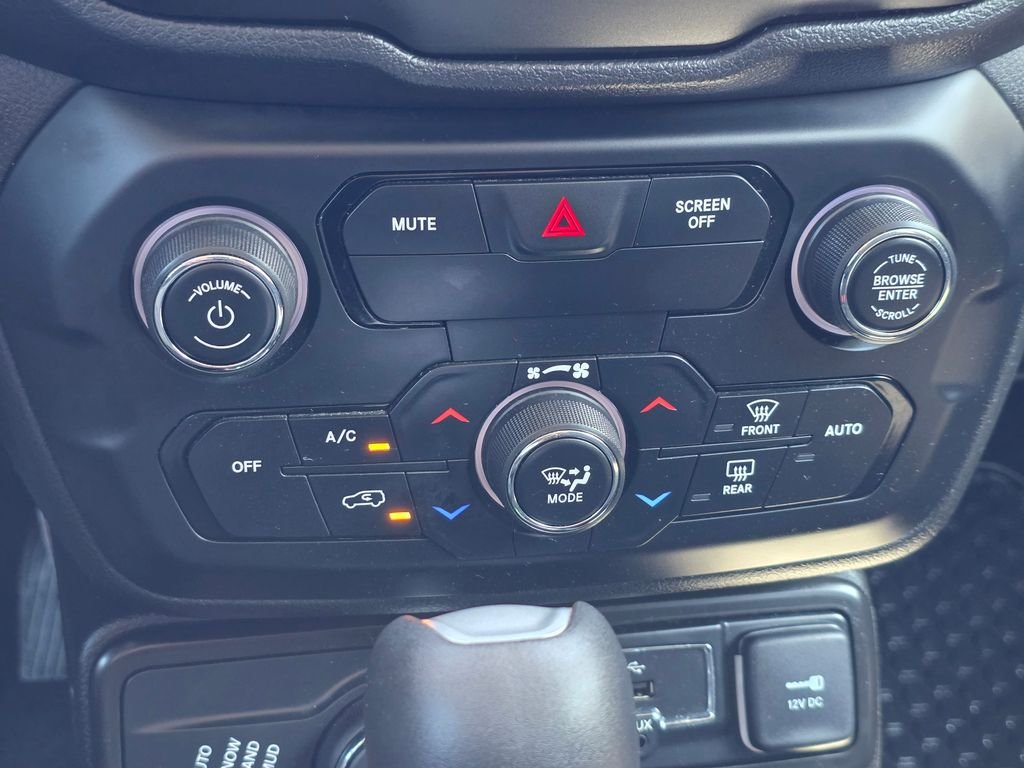 Used 2020 White Jeep Latitude image 30