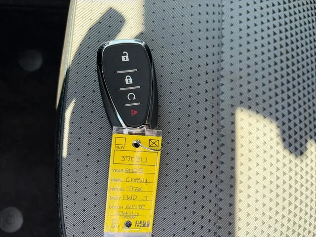 Used 2025 White Chevrolet LT image 27