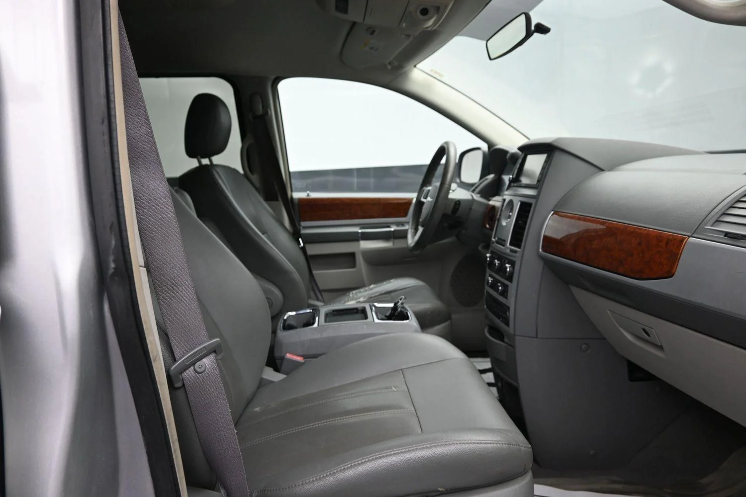 Used 2009 Bright Silver Metallic Chrysler Touring image 8