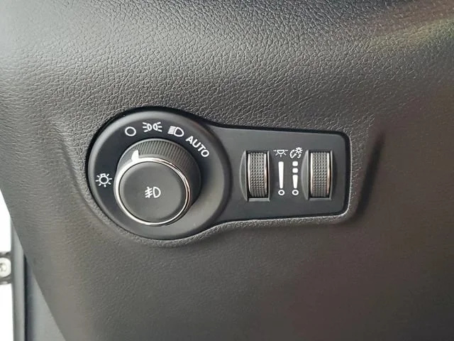 Used 2025 Bright White Cl Jeep Limited image 20