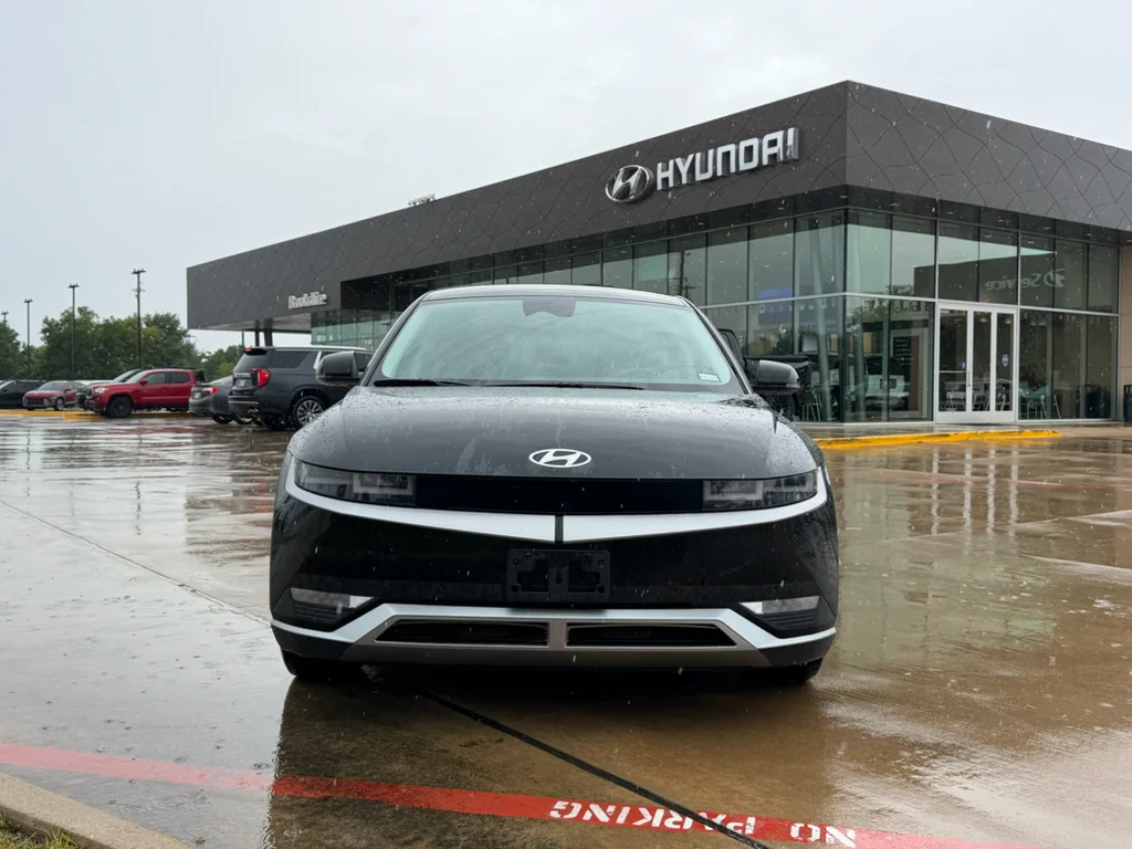 Used 2023 Abyss Black Hyundai SEL image 9