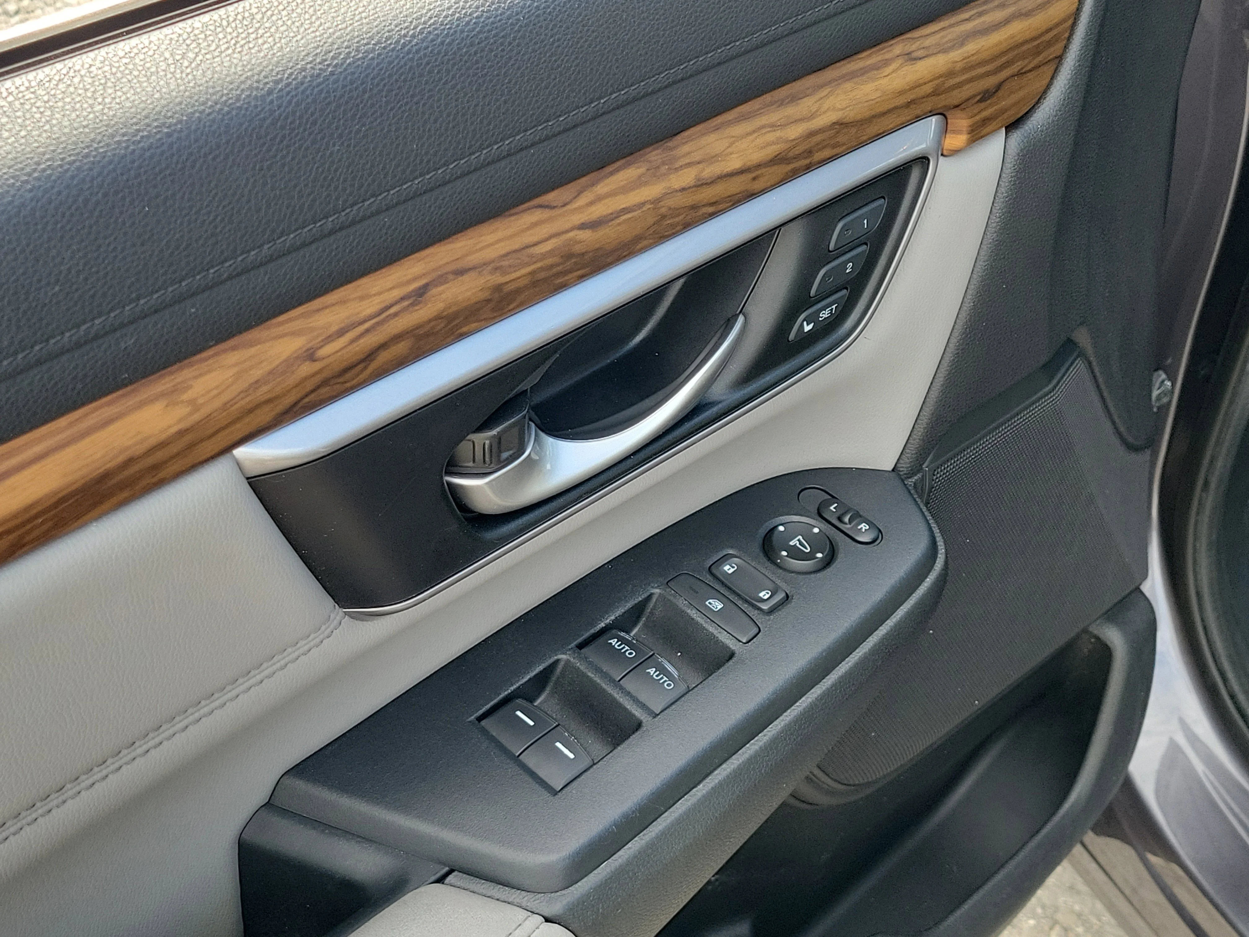 Used 2018 Gunmetal Metallic Honda EX-L image 21