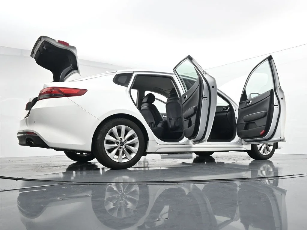 Used 2018 White Kia S image 39