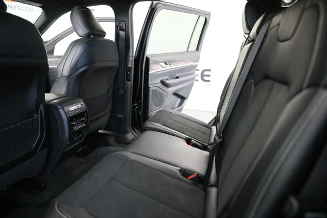 New 2026 Diamond Black Crystal Pearl-Coat Exterior Paint Jeep Altitude image 21