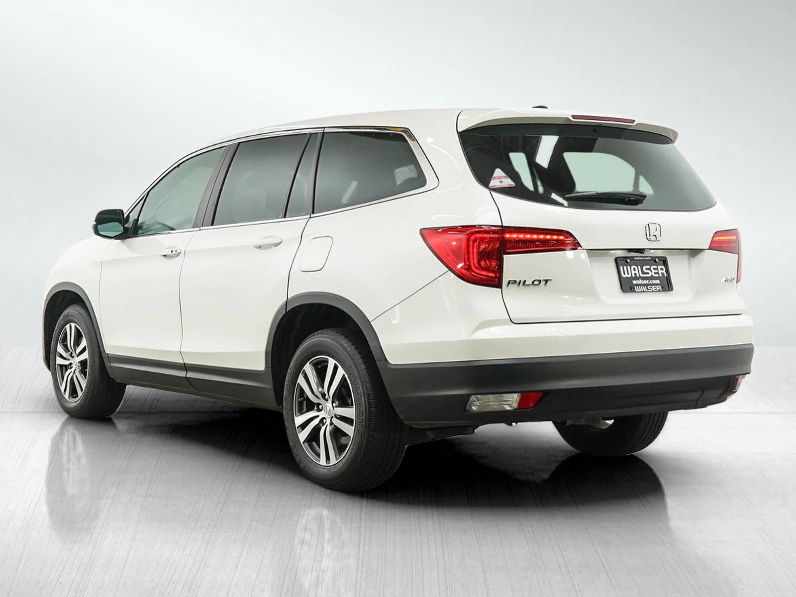 Used 2018 White Diamond Pearl Honda exl image 3