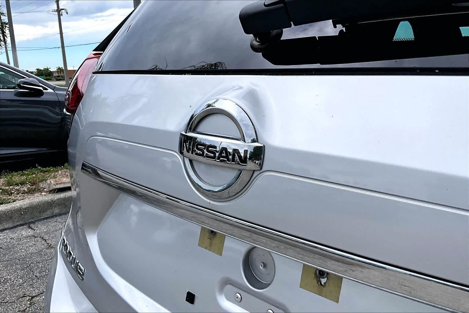 Used 2020 Brilliant Silver Metallic Nissan SV image 31