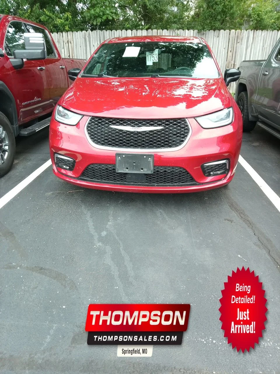 2025 Chrysler Pacifica Select's photo
