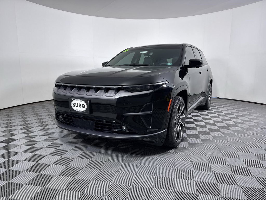 Used 2025 Diamond Black Crystal Pearlcoat Jeep Limited image 21