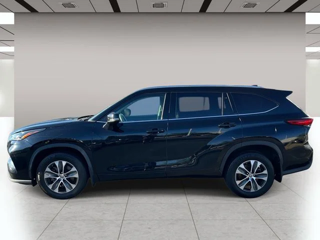 Used 2021 Black Toyota XLE image 7