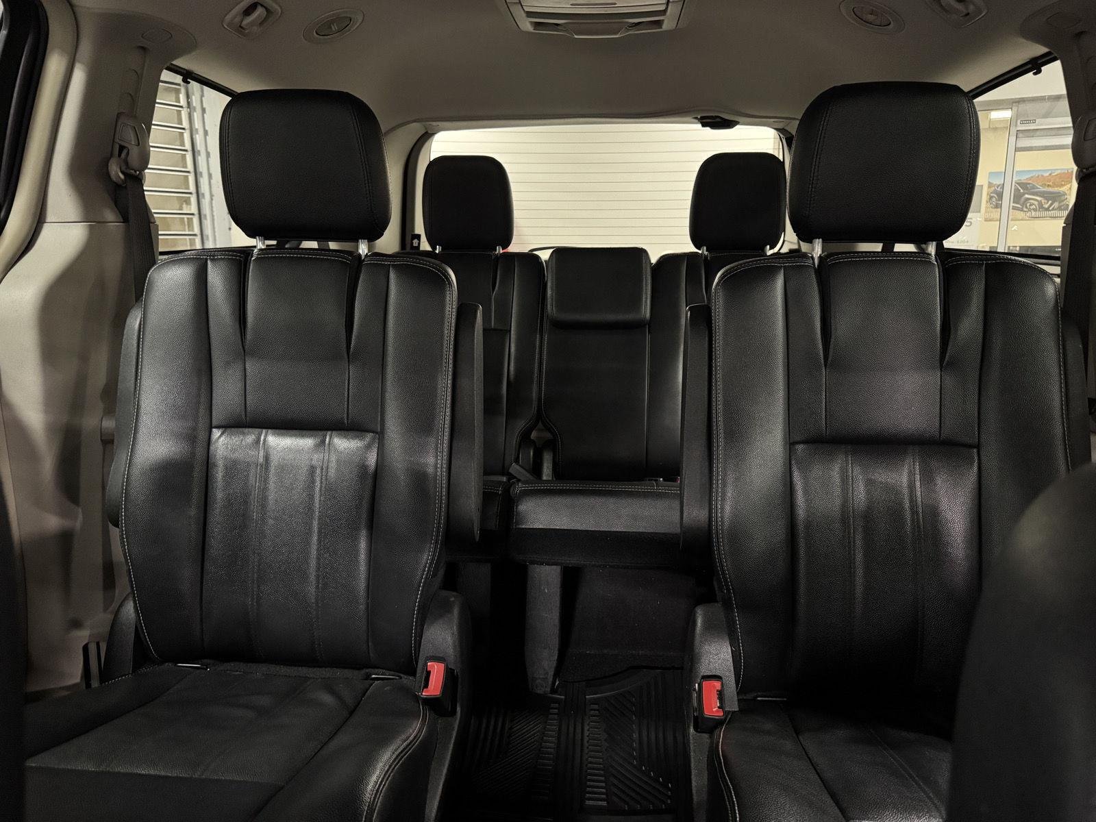 2016 Chrysler Town & Country Touring - Photo 30