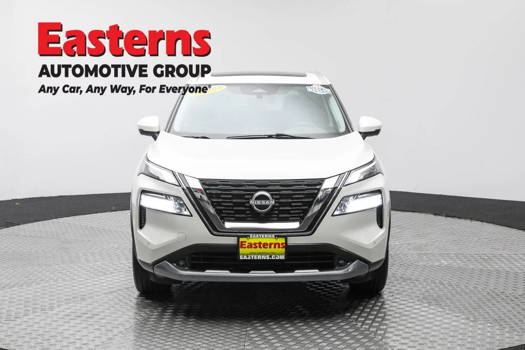 Used 2022 White Nissan SL image 2