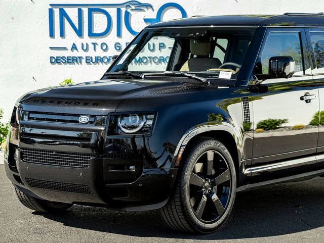 New 2026 Santorini Black Land Rover X-Dynamic SE image 2