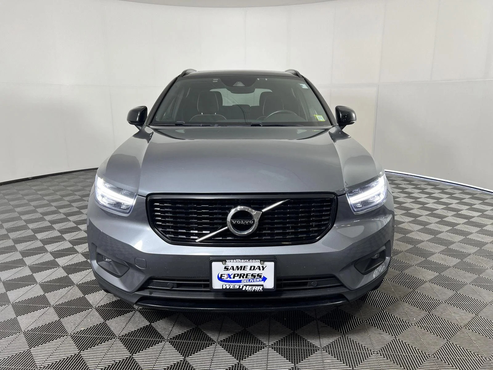 Used 2019 Gy Volvo R-Design image 8