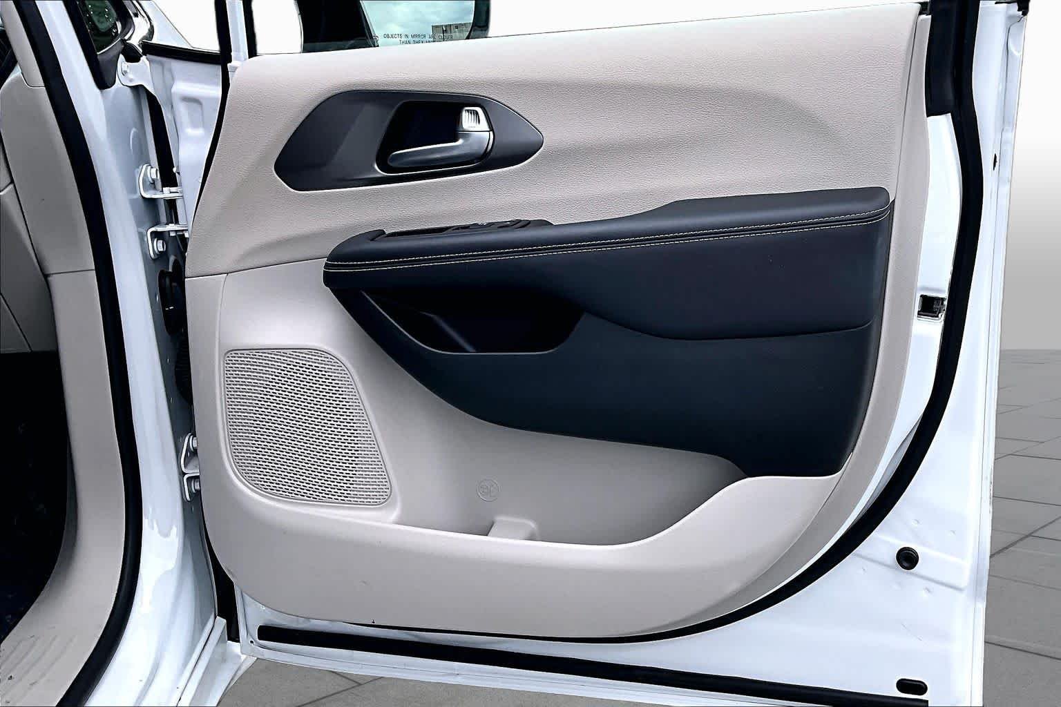 Used 2024 Bright White Clearcoat Chrysler Hybrid Select image 23