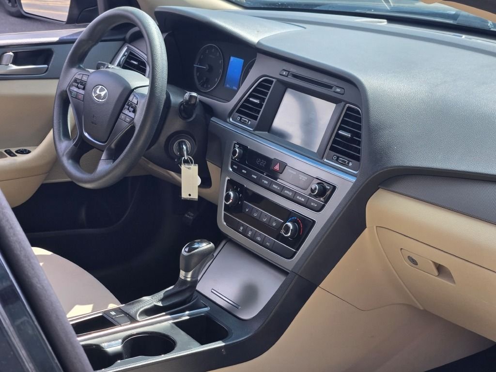 Used 2017 Phantom Black Hyundai SE image 7