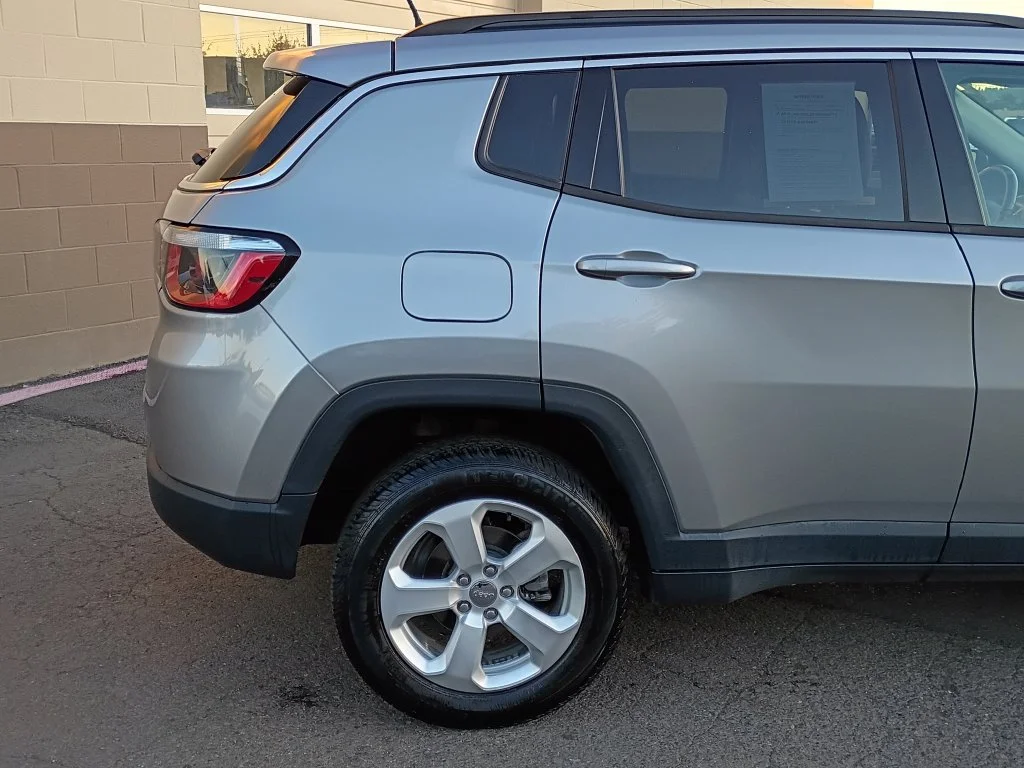 Used 2018 Billet Silver Metallic Clearcoat Jeep Latitude image 4