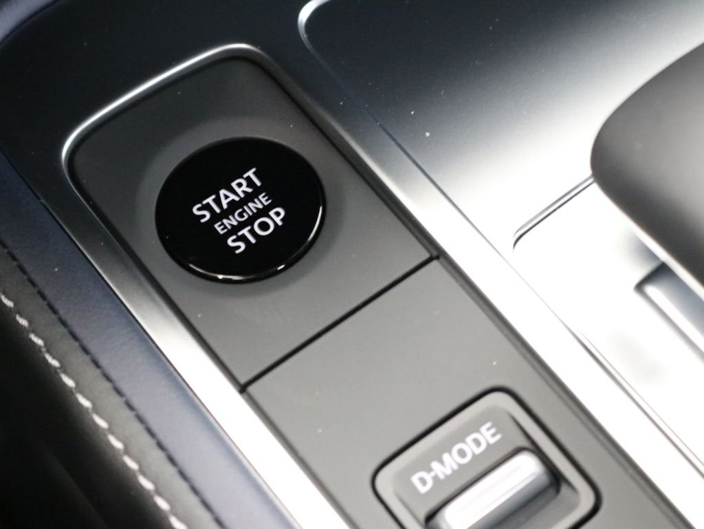 New 2026 2T RAD WHT INFINITI Sport AWD image 19
