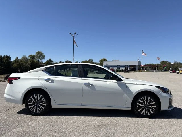 Used 2025 White Nissan 2.5 SV image 23