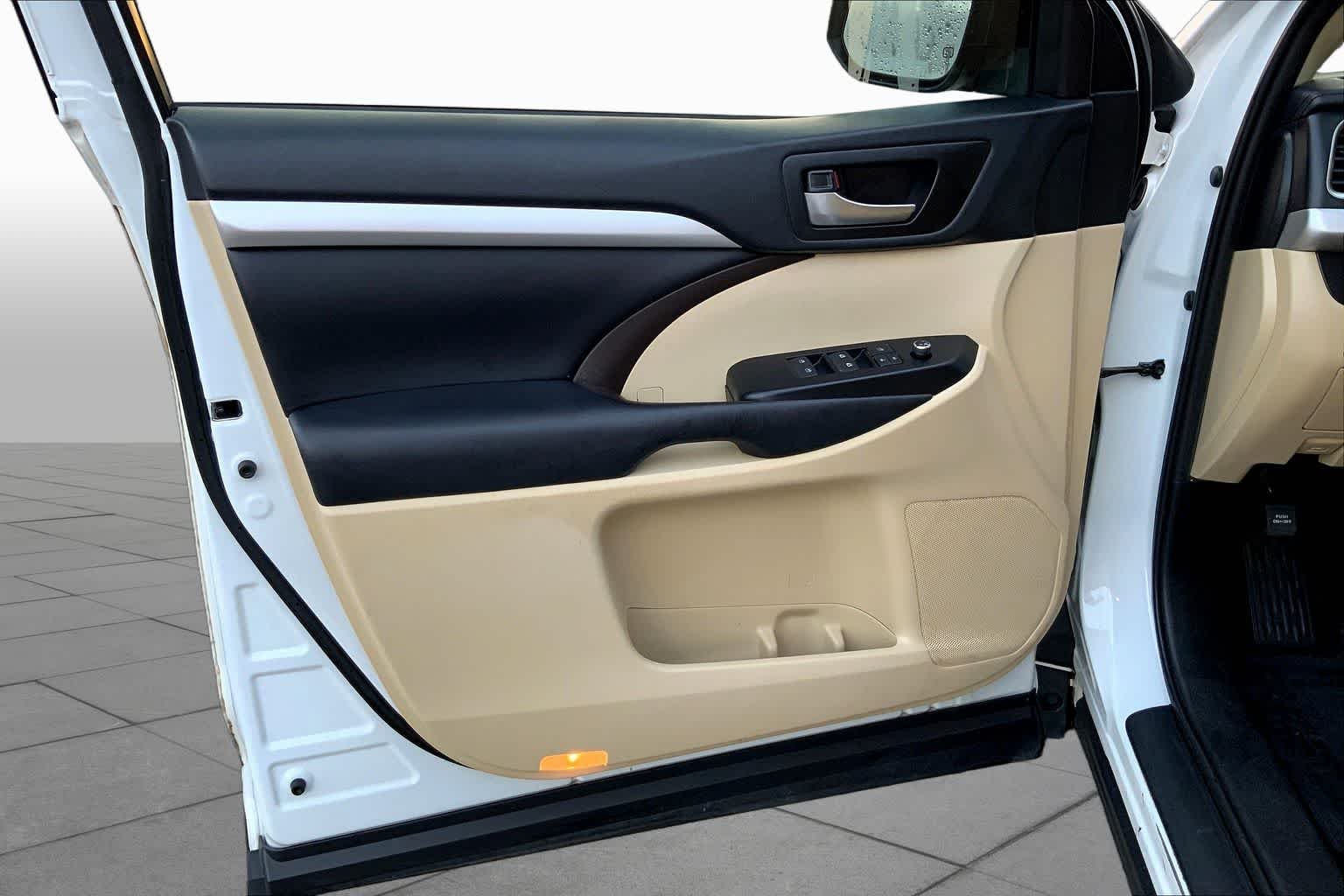 Used 2019 Blizzard Pearl Toyota XLE image 22