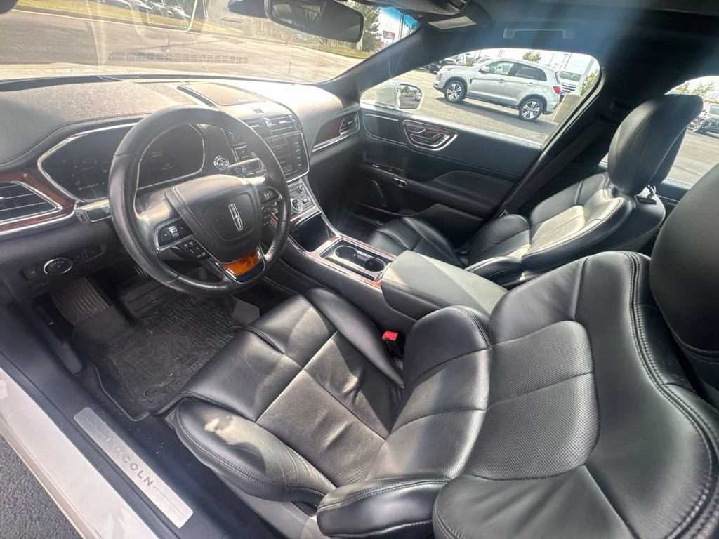 Used 2018 White Lincoln Select image 33