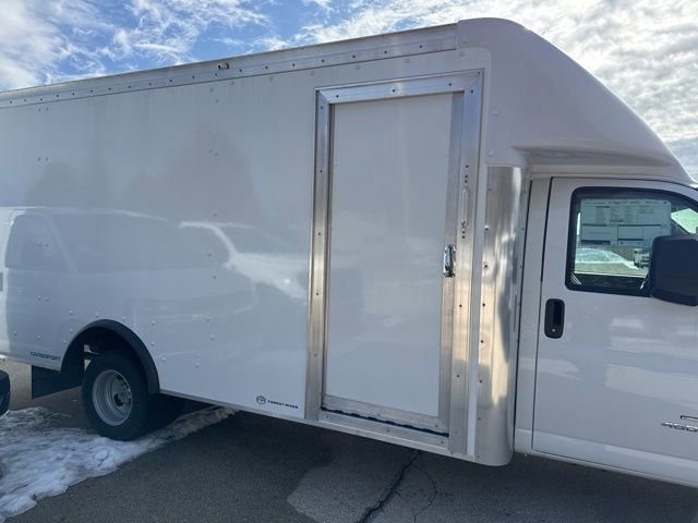 New 2025 Summit White Chevrolet 2WT image 5