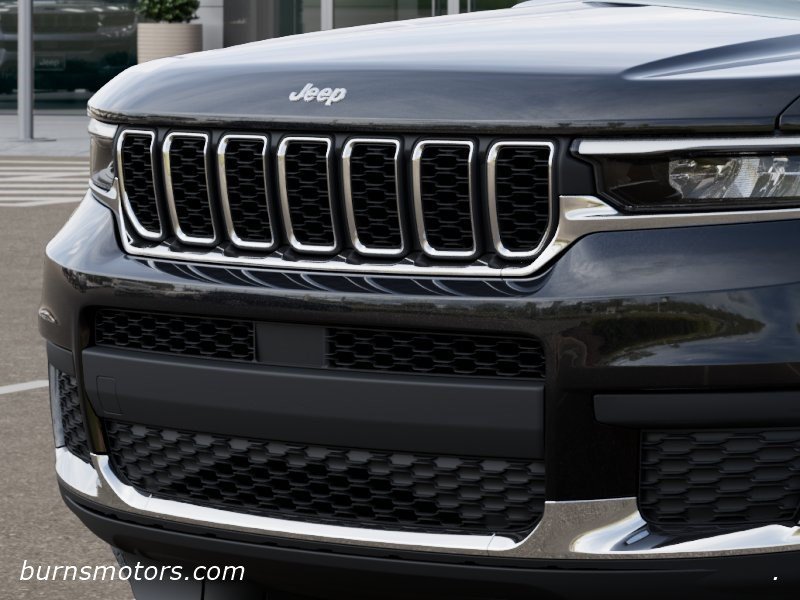 New 2026 Diamond Black Crystal Pearl-Coat Exterior Paint Jeep Laredo image 11