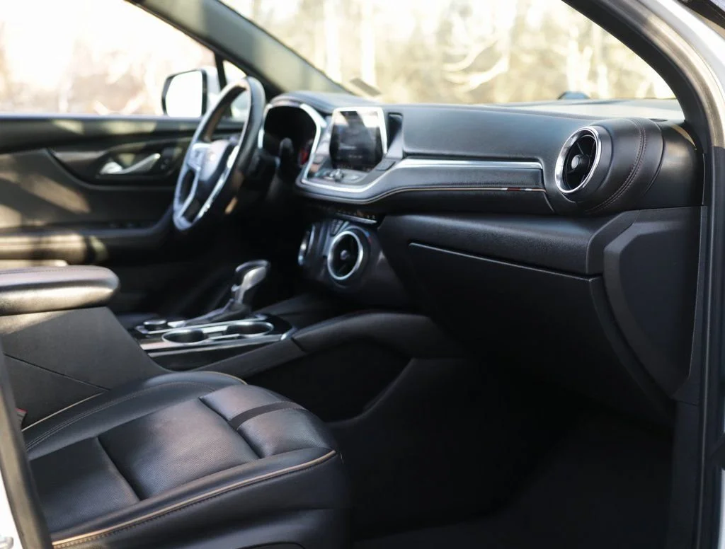 Used 2022 Iridescent Pearl Tricoat Chevrolet Premier image 35