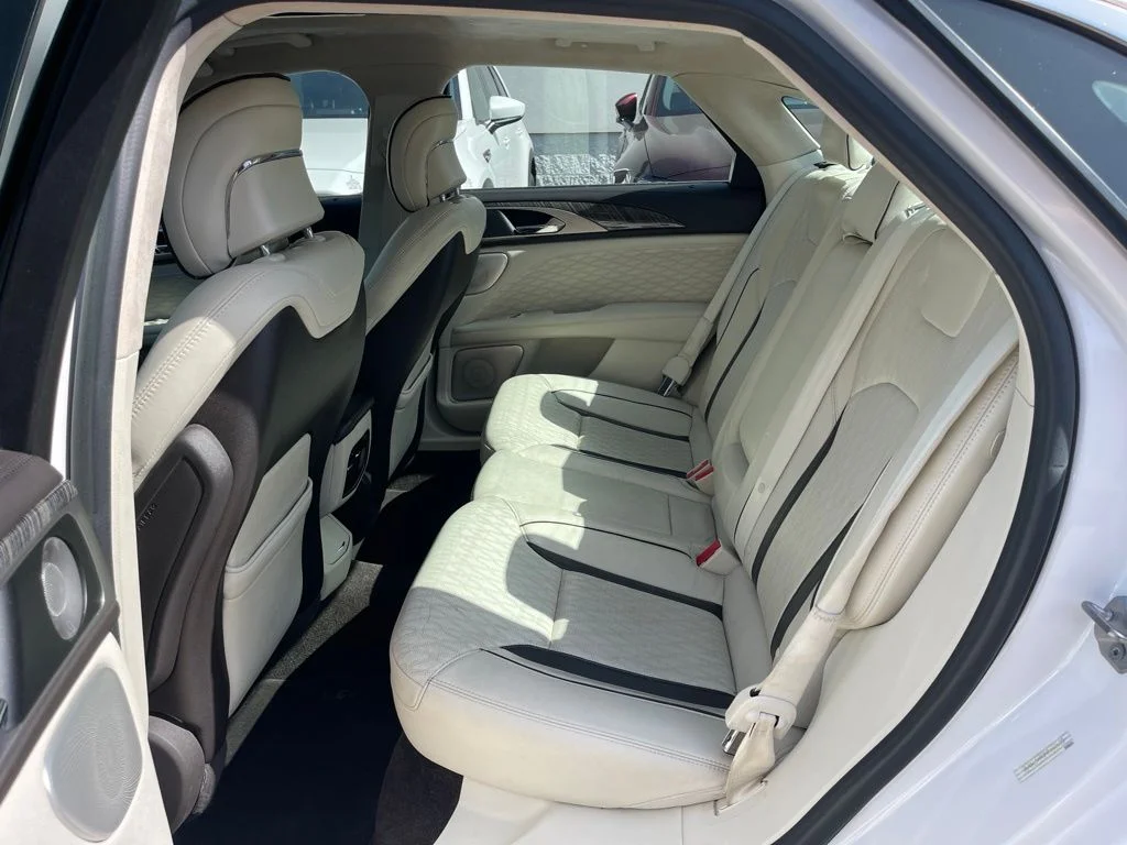 Used 2017 White Platinum Metallic Tri-Coat Lincoln Black Label image 14