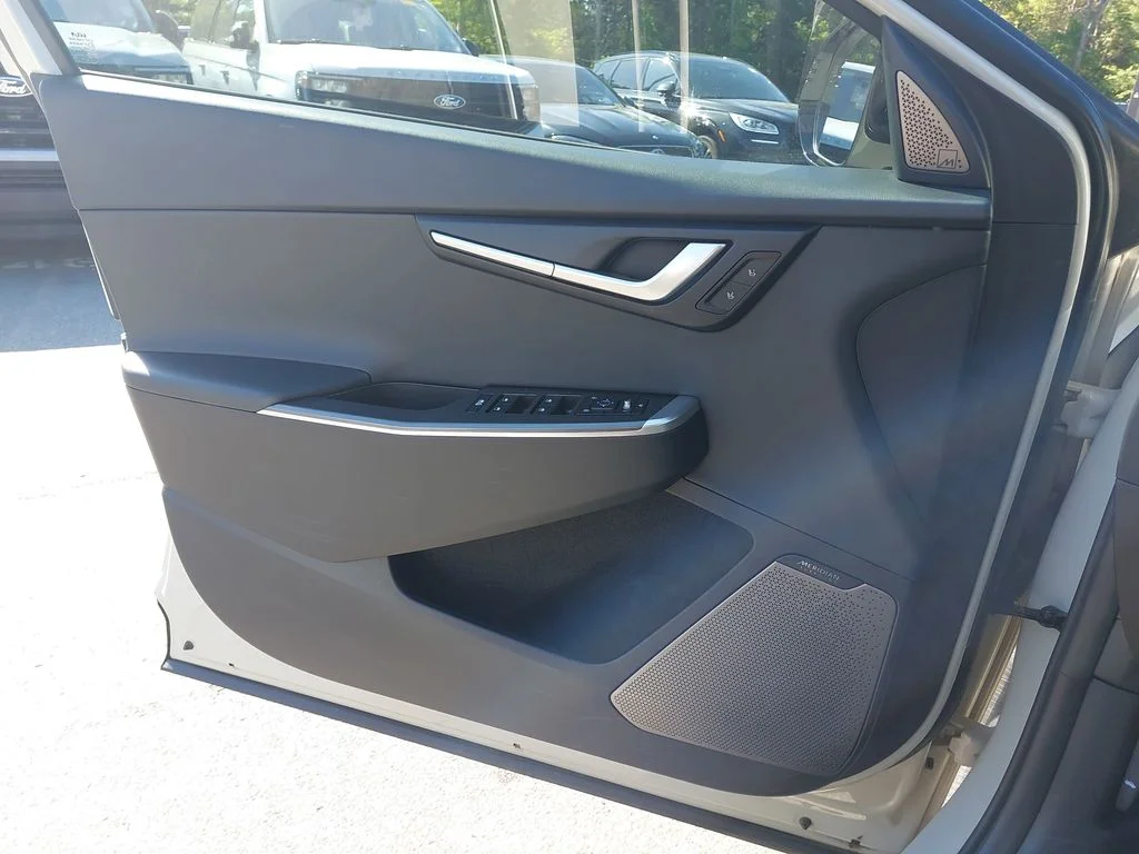 Used 2023 White Kia Wind image 27